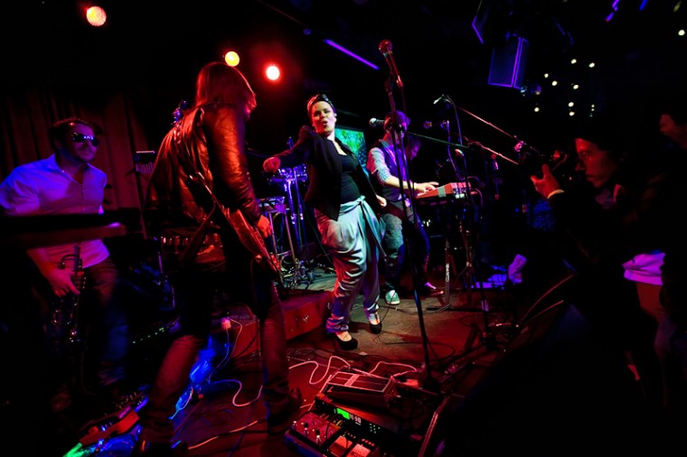 Фото Zap Mama (BE), <br>Guru Groove Foundation 