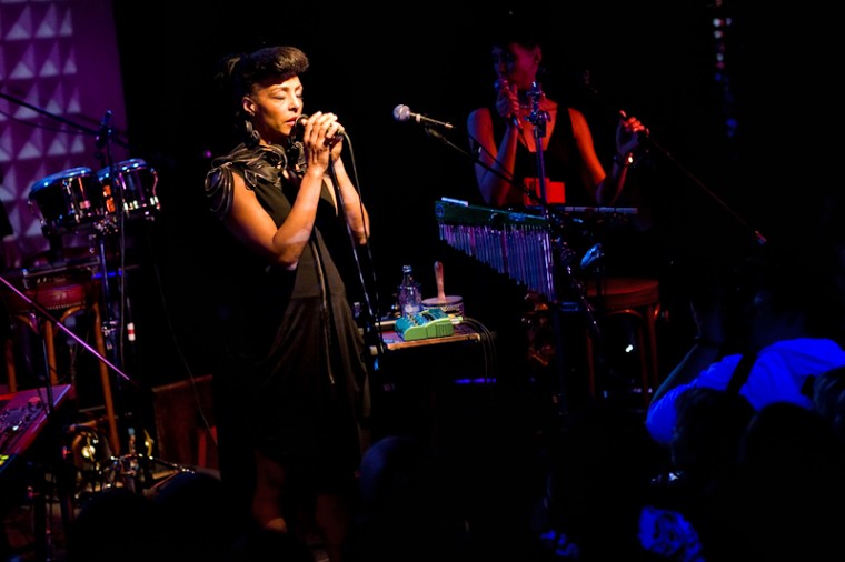 Фото Zap Mama (BE), <br>Guru Groove Foundation 